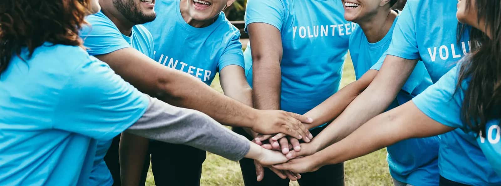 Volunteers building a school